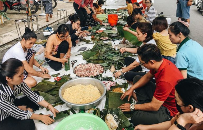 Dân Sài Gòn gọi nhau, tụ tập nấu bánh tét gởi cứu trợ đồng bào nạn nhân lũ lụt Miền Trung, tháng 10/2020. Ảnh: Internet