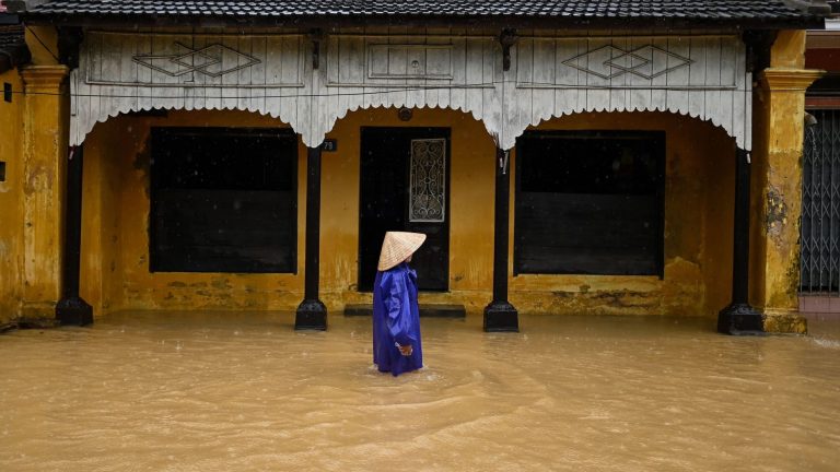 Nước lũ ngập tràn vào nhà dân ở thành phố Huế, hình chụp hôm 17/10/2020. Ảnh: Manan Vatsyayana/AFP via Getty Images