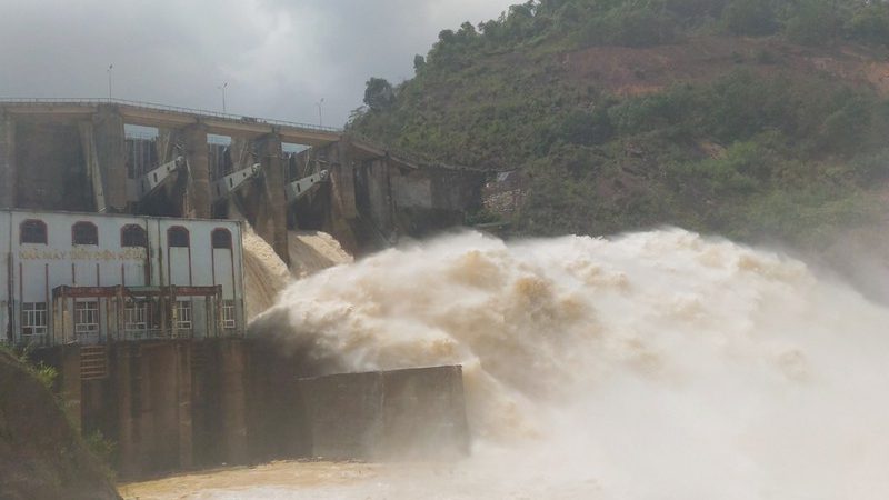 Nhà máy thủy điện Hố Hô, (huyện Hương Khê, Hà Tĩnh) xả lũ với lưu lượng lớn, trong khi hàng ngàn hộ dân khu vực hạ nguồn đang bị ngập trong nước lũ, tháng 10/2016. Ảnh: PLO