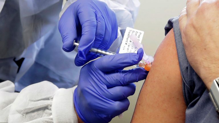 Một người tình nguyện nhận mũi tiêm thử nghiệm lâm sàng một loại vắc-xin có nhiều triển vọng thành công, hôm 16/3/2020. Ảnh: AP