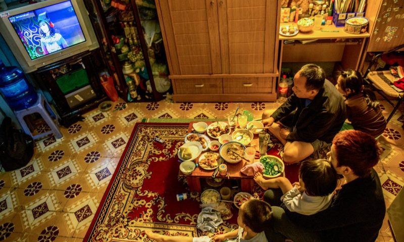 Một gia đình Việt quây quần xem TV vào ngày cuối năm. Ảnh: The New York Times.
