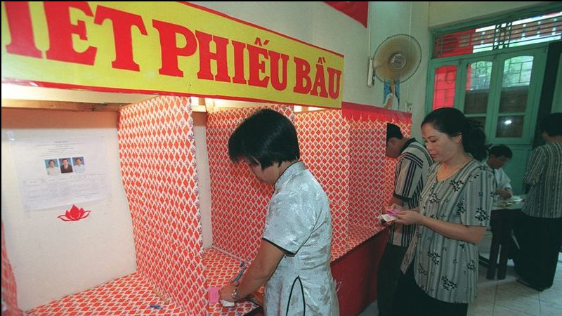 Các cử tri bỏ phiếu ở Hà Nội vào ngày 20 tháng 7 năm 1997. Ảnh: AFP
