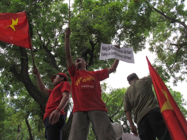 Người Việt biểu tình trước Tòa Đại Sứ Trung Cộng ở Hà Nội để phản đối Bắc Kinh năm 2014 đưa giàn khoan [HD-981] vào vùng biển tranh chấp ở Biển Đông. Ảnh: Chris Brummitt/ AP
