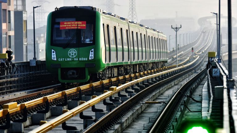 Dự án đường sắt Cát Linh - Hà Đông do công ty Trung Quốc thực hiện bị trì hoãn 10 năm, đội vốn hàng trăm triệu đô la. Ảnh: AFP