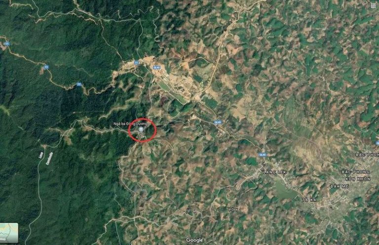 Ảnh vệ tinh khu vực Ngã Ba Đông Dương cho thấy rừng thuộc phần đất Việt Nam (bên phải) bị tàn phá nặng nề so với Lào và Campuchia. Ảnh: Internet