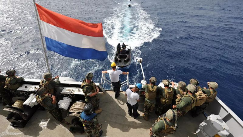 Chiến hạm Hà Lan HNLMS Pelikaan tập trận chung với Thủy Quân Lục Chiến Mỹ ngoài khơi Curaçao, tại vùng biển Caribê ngày 28/06/2011. Ảnh: U.S. Navy - Petty Officer 2nd Class Paul D. Williams