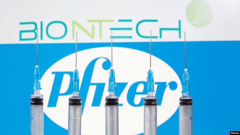 Các ống chích đặt trước biểu tượng của BioNTech và Pfizer, chụp ngày 10/11/2020. Ảnh: Reuters