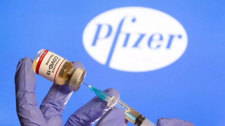 Vắc-xin ngừa Covid-19, liều thuốc chủng mang lại hy vọng trở lại cuộc sống bình thường trên toàn cầu. Ảnh: Dado Ruvis/Reuters