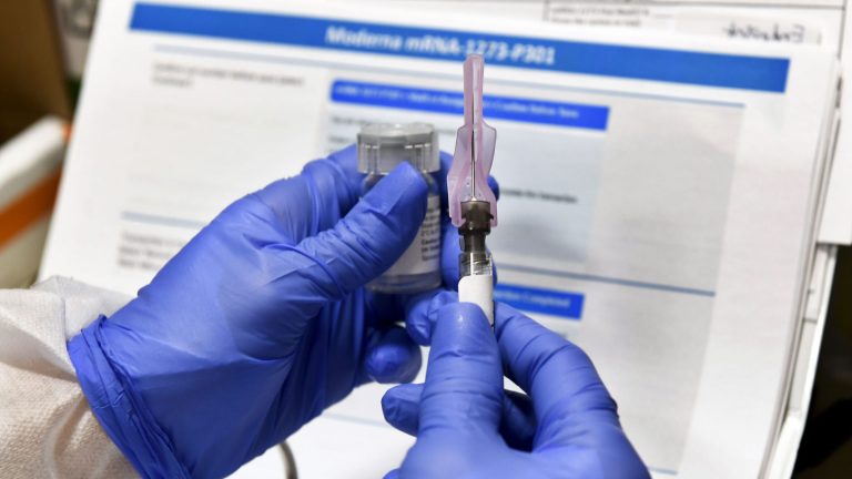 Vaccine dùng trong thử nghiệm của cộng ty dược phẩm Moderna. Ảnh: AP/ Hans Pennink