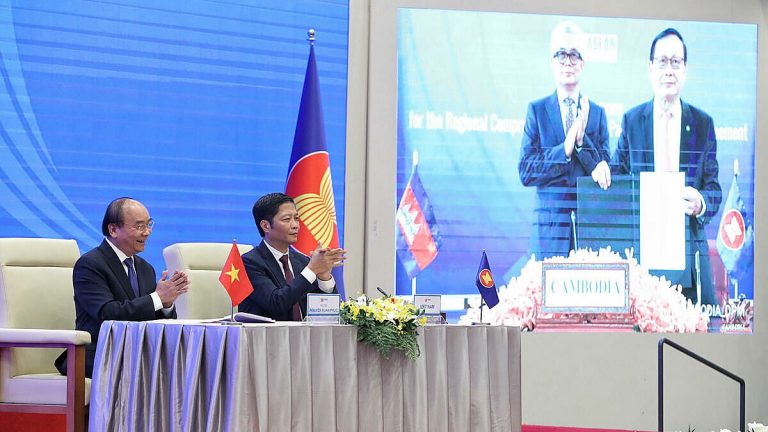 Thủ tướng và bộ trưởng công thương CSVN trong lễ ký kết RCEP (Hiệp Định Đối Tác Kinh Tế Toàn Diện Khu Vực) theo hình thức trực tuyến hôm 15/11/2020. Ảnh: FB Nguyen Ngoc Chu