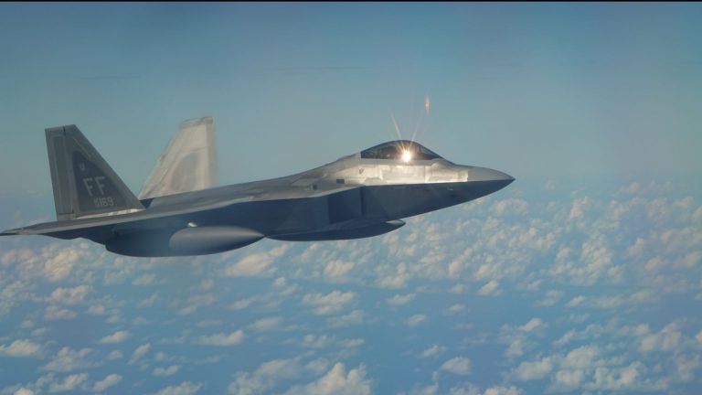 Khu trục tàng hình chiến thuật F-22 Raptor bay tới Biển Đông tập trận cùng oanh tạc cơ chiến lược B-1B Lancer ngày 10/12/2020. Ảnh: U.S. AirForce