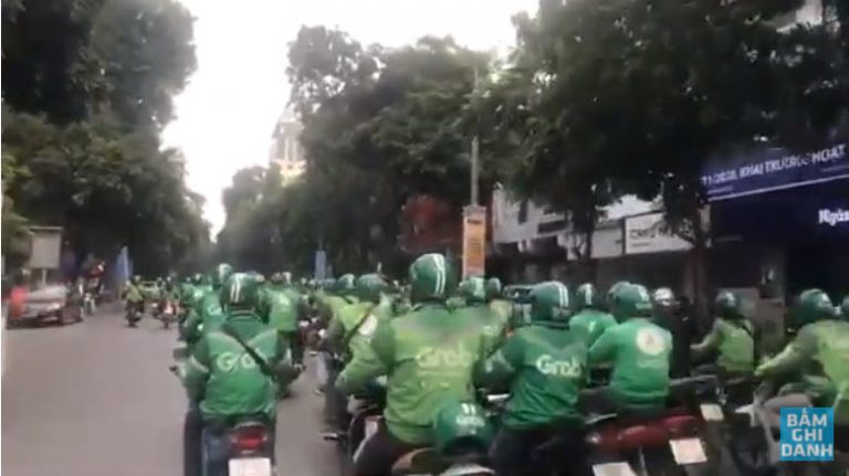 Các tài xế GrabBike đồng loạt tắt app, biểu tình trên các đường phố Hà Nội hôm 7/12/2020 do việc tăng thuế VAT theo Nghị Định 126/2020 ảnh hưởng nặng nề lên thu nhập của họ. Ảnh chụp Youtube