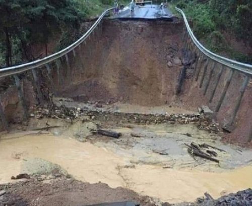 Đoạn đường qua đèo M'Drắk, huyện M'Drắk, quốc lộ 26 nối Đắk Lắk với Khánh Hòa đã bị sụt xuống thành vực sâu hơn 10m. Ảnh tác giả cung cấp