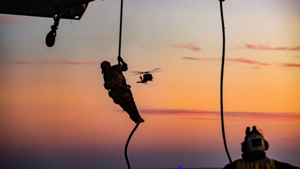 Lính Thủy Quân Lục Chiến Mỹ tập luyện đổ bộ từ trực thăng trên tàu đổ bộ tấn công USS Makin Island ngày 8/12/2020 trên Biển Đông. Ảnh: U.S. Navy