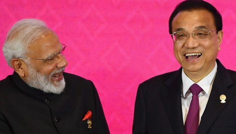 Thủ Tướng Ấn Độ Modi (trái) và Thủ Tướng Trung Quốc Lý Khắc Cường trong hội nghị thượng đỉnh RCEP tại Bangkok, 4/11/2019. Ảnh: Manan Vatsyayana/ AFP