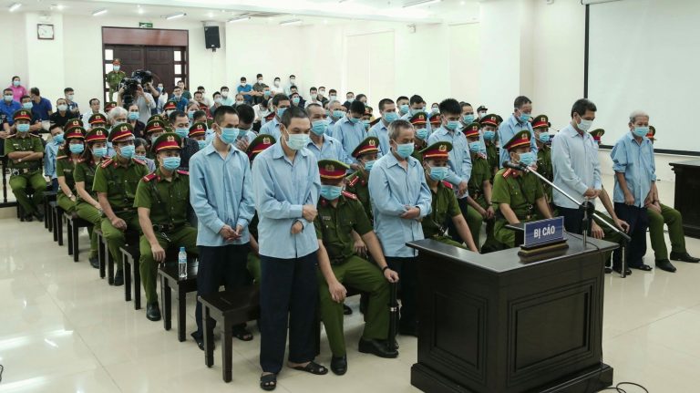 Phiên toà sơ thẩm 29 người dân xã Đồng Tâm với cáo buộc giết người và chống người thi hành công vụ ở Hà Nội hôm 14/9/2020. Ảnh: AFP