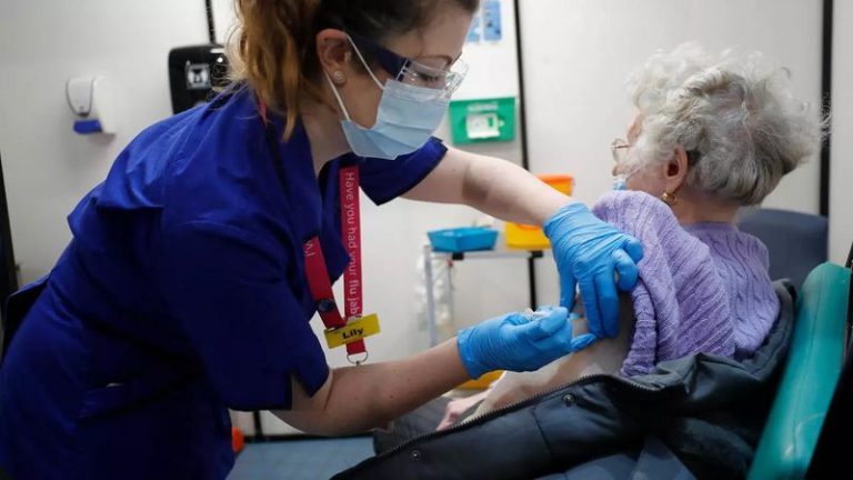 Một y tá tiêm cho một cụ bà loại vắc-xin Covid-19 do hãng Pfizer-BioNTech bào chế, tại bệnh viện Guy's Hospital, Luân Đôn, Anh Quốc, ngày 08/12/2020. Ảnh: AP/ Frank Augstein