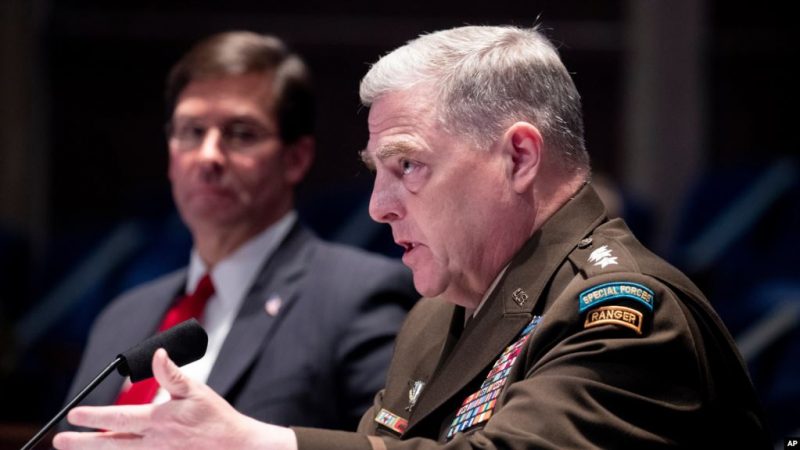 Đại Tướng Mark Milley, Tổng Tham Mưu Trưởng Quân Đội Mỹ (phải) trong một lần điều trần trước Quốc Hội Hoa Kỳ. Ảnh: AP