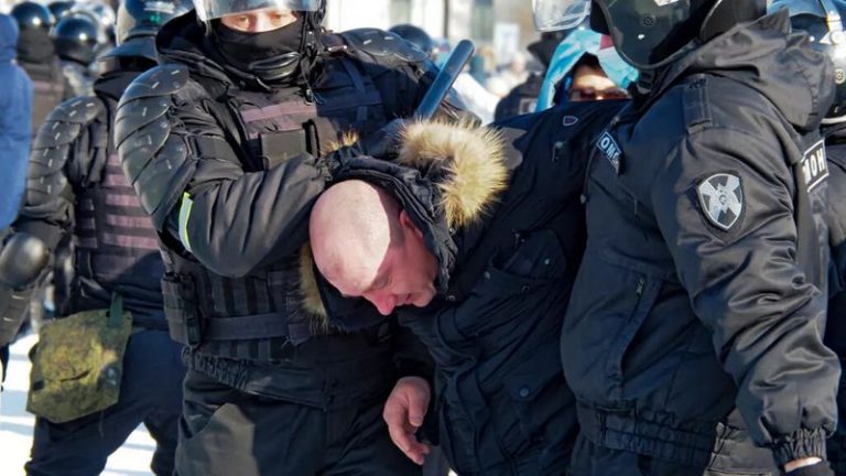 Cảnh sát Nga bắt giữ người biểu tình ủng hộ Alexei Navalny, gần Moscow, ngày 23/01/2021. Ảnh: AP - Igor Volkov