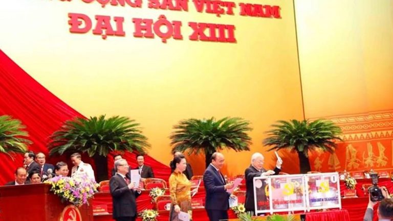 Bỏ phiếu "bầu" 200 ủy viên Ban Chấp Hành Trung Ương khóa 13 đảng CSVN hôm 30/1/2021. Ảnh chụp từ VietnamPlus