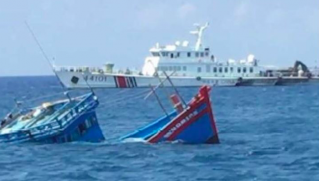 Tàu hải cảnh Trung Quốc đâm chìm một tàu đánh cá Việt Nam.