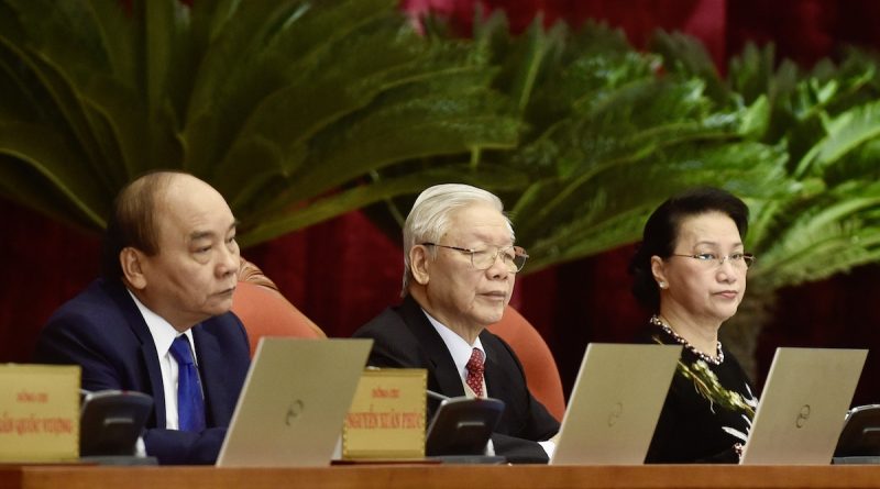 Nguyễn Xuân Phúc (trái), Nguyễn Phú Trọng (giữa) và Nguyễn Thị Kim Ngân trong hội nghị trung ương 15 đảng CSVN sáng 16/1/2020. Ảnh: VGP
