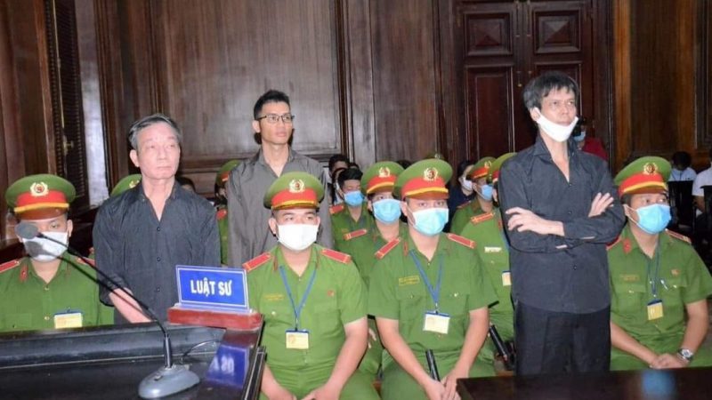 Các thành viên Hội Nhà Báo Độc Lập Việt Nam Nguyễn Tường Thụy (trái), Phạm Chí Dũng và Lê Hữu Minh Tuấn (hàng sau) tại phiên sơ tòa sơ thẩm hôm 6/1/2020. Ảnh: FB Manh Dang