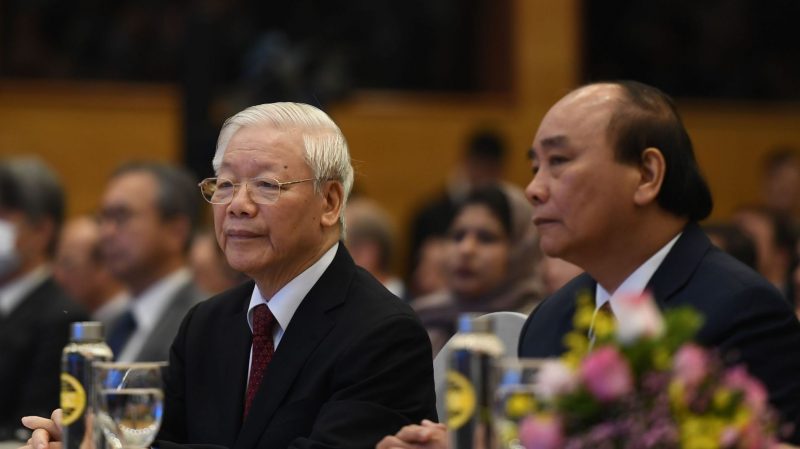 Tổng Bí Thư đảng CSVN Nguyễn Phú Trọng (trái) và Nguyễn Xuân Phúc, Thủ Tướng chính phủ CSVN. Ảnh: AFP