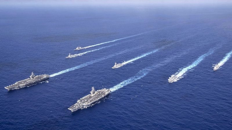 Các nhóm tấn công hàng không mẫu hạm USS Nimitz và USS Theodore Roosevelt trong cuộc tập trận trên biển Philippines hôm 21/06/2020. Ảnh: US Navy