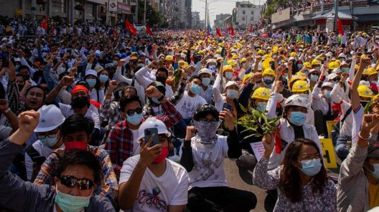 Hàng trăm nghìn người dân Miến Điện đã xuống đường biểu tình ngày 22/2/2021 phản đối cuộc đảo chính của phe quân đội, sau cái chết của một cô gái mới chỉ 20 tuổi bị bắn vào đầu. Ảnh: FB Luân Lê