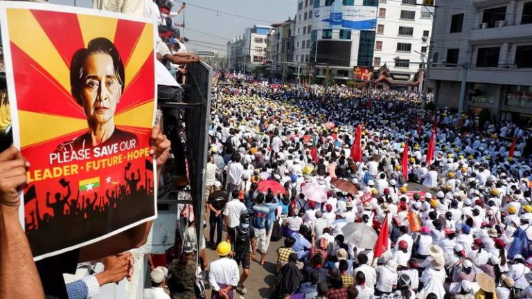 Biểu tình phản đối đảo chính tại Mandalay, Miến Điện, ngày 22/02/2021. Ảnh: Reuters - Stringer