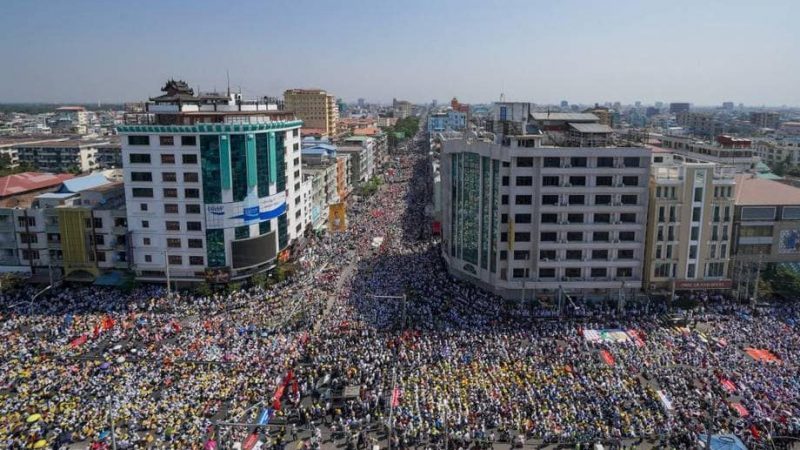 Hàng trăm nghìn người dân Miến Điện đã xuống đường tham gia tổng đình công, biểu tình ngày 22/2/2021 phản đối cuộc đảo chính của phe quân đội. Ảnh: FB Luân Lê