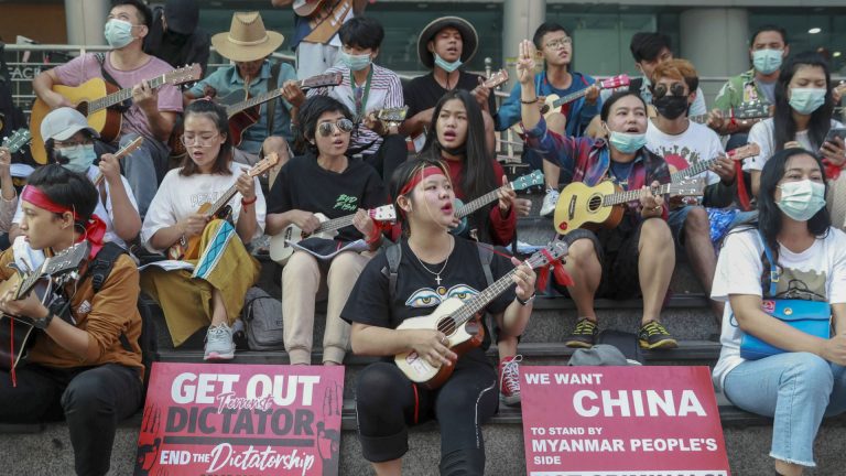 Những người biểu tình trẻ tuổi của Myanmar chơi nhạc cụ và hát ở Yangon, Myanmar, hôm 23/2/2021 bất chấp lời đe dọa của phe quân đội cấm tụ tập đông hơn năm người. Ảnh: AP