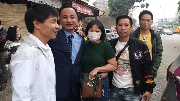 Anh Hà Văn Nam (thứ nhì, từ trái) được các bạn chào đón khi ra khỏi tù hôm 5/2/2021. Anh Nam bị kết án 30 tháng tù bởi các hoạt động đấu tranh chống những BOT bẩn. Ảnh: FB Chau Doan