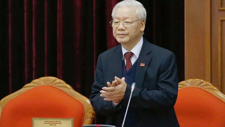 Ông Nguyễn Phú Trọng được chọn giữ chức tổng bí thư đảng Cộng Sản Việt Nam nhiệm kỳ thứ 3 liên tiếp tại đại hội đảng lần thứ 13 tại Hà Nội, ngày 31/01/2021. Ảnh: AP