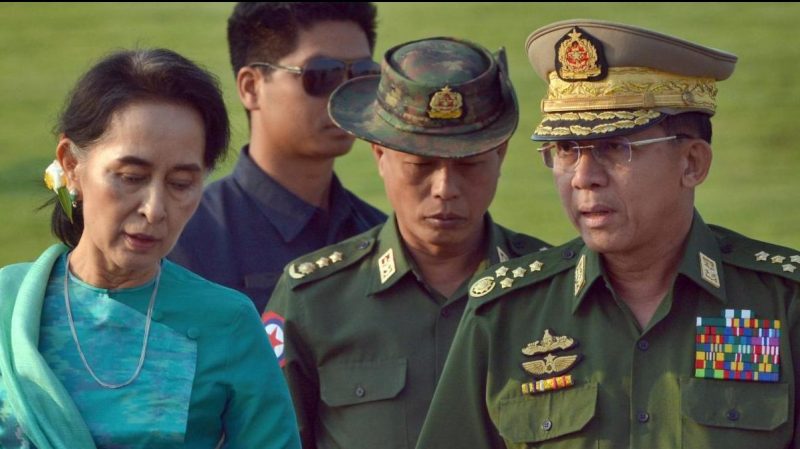 Bà Aung San Suu Ky (trái) và Tướng Hlaing (phải) người cầm đầu cuộc đảo chánh chính phủ dân sự Myanmar hôm 1/2/2021. Ảnh