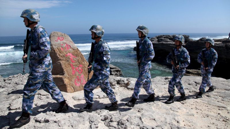 Lính Trung Quốc đi tuần trên đảo Phú Lâm thuộc quần đảo Hoàng Sa hôm 29/1/2016