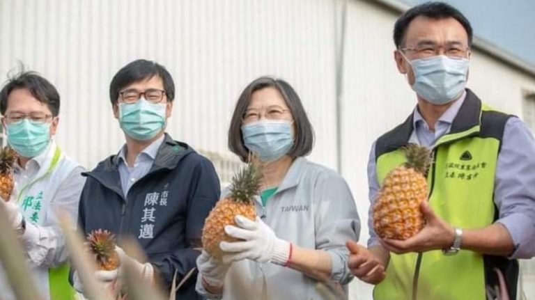 Tổng Thống Đài Loan Thái Anh Văn (thứ nhì, từ phải) chụp hình quảng bá để giải cứu trái dứa giúp nông dân, sau lệnh cấm nhập cảng loại trái cây nầy của Trung Quốc. Ảnh: FB Lý Quang Sơn