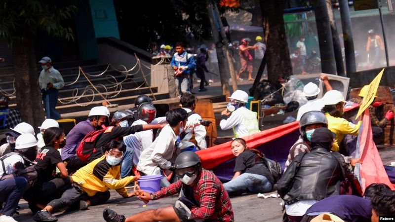 Người dân Mandalay, Miến Điện, cúi rạp xuống đường tránh đạn sau khi cảnh sát bắn đạn thật nhằm giải tán biểu tình, 3/3/2021. Ảnh: Reuters