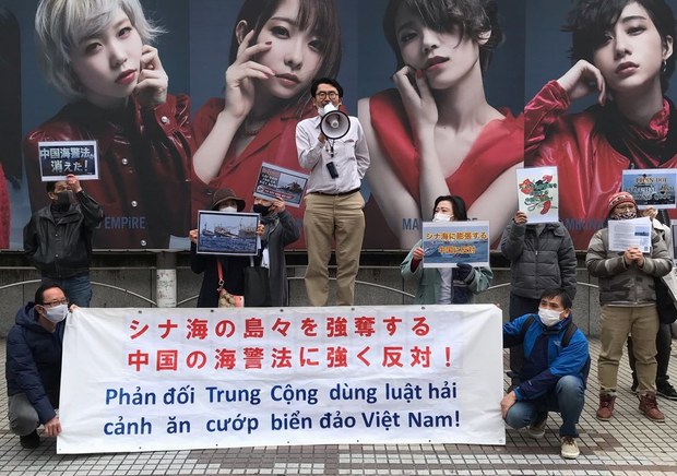 Đoàn người biểu tình chống Luật Hải Cảnh Trung Quốc tại Tokyo hôm 6/3/2021. Ảnh: Antichicom