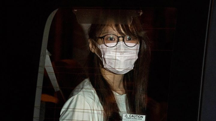 Nữ sinh viên Chu Đình bị chính quyền Hong Kong bắt giữ ngày 10/8/2020. Ãnh: AP