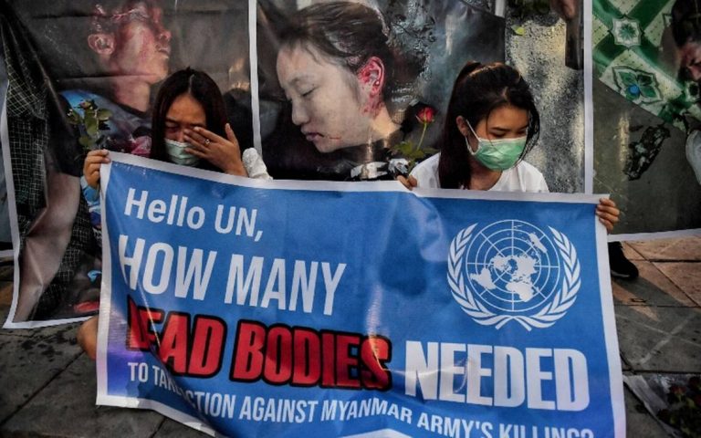 Các bạn trẻ Miến Điện ở Thái Lan tưởng niệm vinh danh những người biểu tình bị bắn thiệt mạng ở Myanmar ngày 3/3/2021. Ảnh chụp ngày 4/3/2021 (AFP)