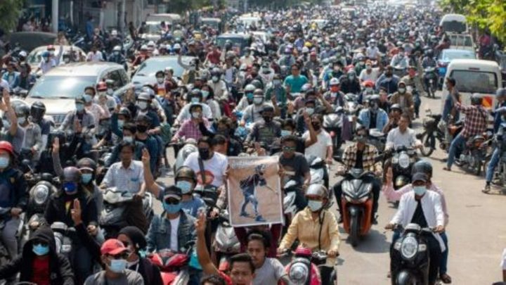 Người dân Miến Điện đưa tiễn cô Ma Kyal Sin trong đám tang được tổ chức ngày 4/3/2021. Ảnh: AFP