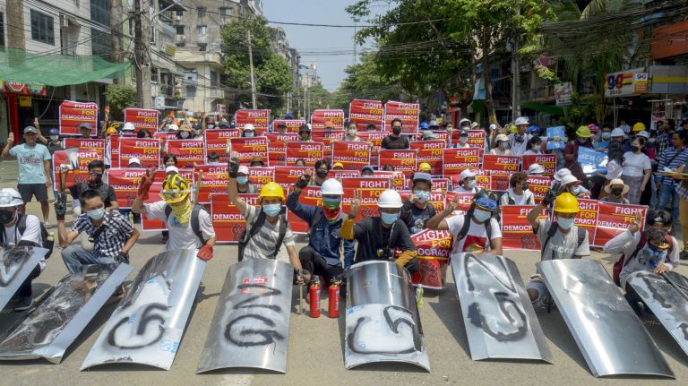 Những người biểu tình chống đảo chính trưng ra các biểu ngữ khi họ tụ tập ở Yangon, Miến Điện, hôm Thứ Ba, 16/3/2021. Các cuộc biểu tình lan rộng khắp đất nước nhằm thách thức sự chiếm quyền của quân đội. Ảnh: AP