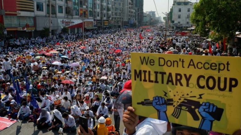 Đông đảo dân chúng Miến Điện biểu tình phản đối cuộc đảo chính quân sự lật đổ chính phủ dân sự của nước nầy. Ảnh: Twitter