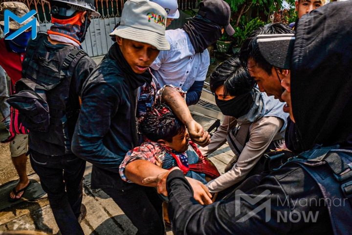 Binh lính Miến Điện bắn chết một thanh niên trạc 20 tuổi và nhiều người khác bị thương khi người dân tụ tập nhân ngày Lực Lượng Vũ Trang Myanmar thứ 76 để biểu tình phản đối phe quân phiệt đảo chính cướp chính quyền của chính phủ dân cử . Ảnh: FB Myanmar Now