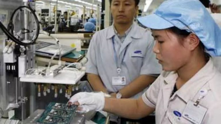 Xưởng sản xuất điện thoại di động của Samsung tại Việt Nam. Ảnh: Reuters