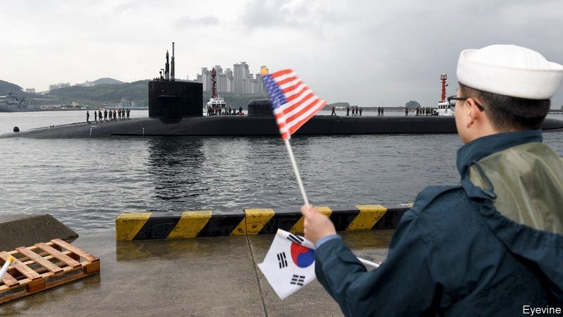 Tàu ngầm Michigan của Hải quân Mỹ cập cảng Hàn Quốc. Ảnh: The Economist