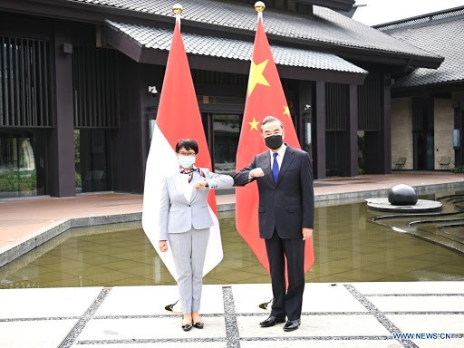 Ngoại Trưởng Indonesia Marsudi (trái) và người đồng cấp Trung Quốc Vương Nghị gặp nhau ngày 2/4 ở tỉnh Phúc Kiến. Ảnh: THX