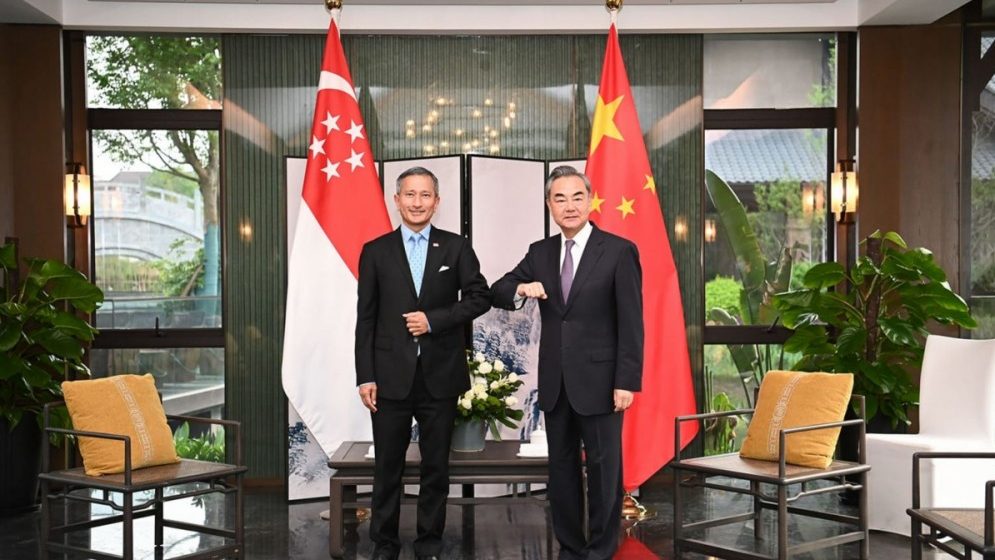 Ngoại Trưởng Singapore Balakrishnan (trái) và người đồng cấp Trung Quốc Vương Nghị tại cuộc gặp hôm 31/3/2021 ở Phúc Kiến. Ảnh: SCMP